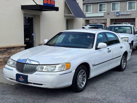 LINCOLN TOWN CAR 2000 1LNHM82W3YY913934 image